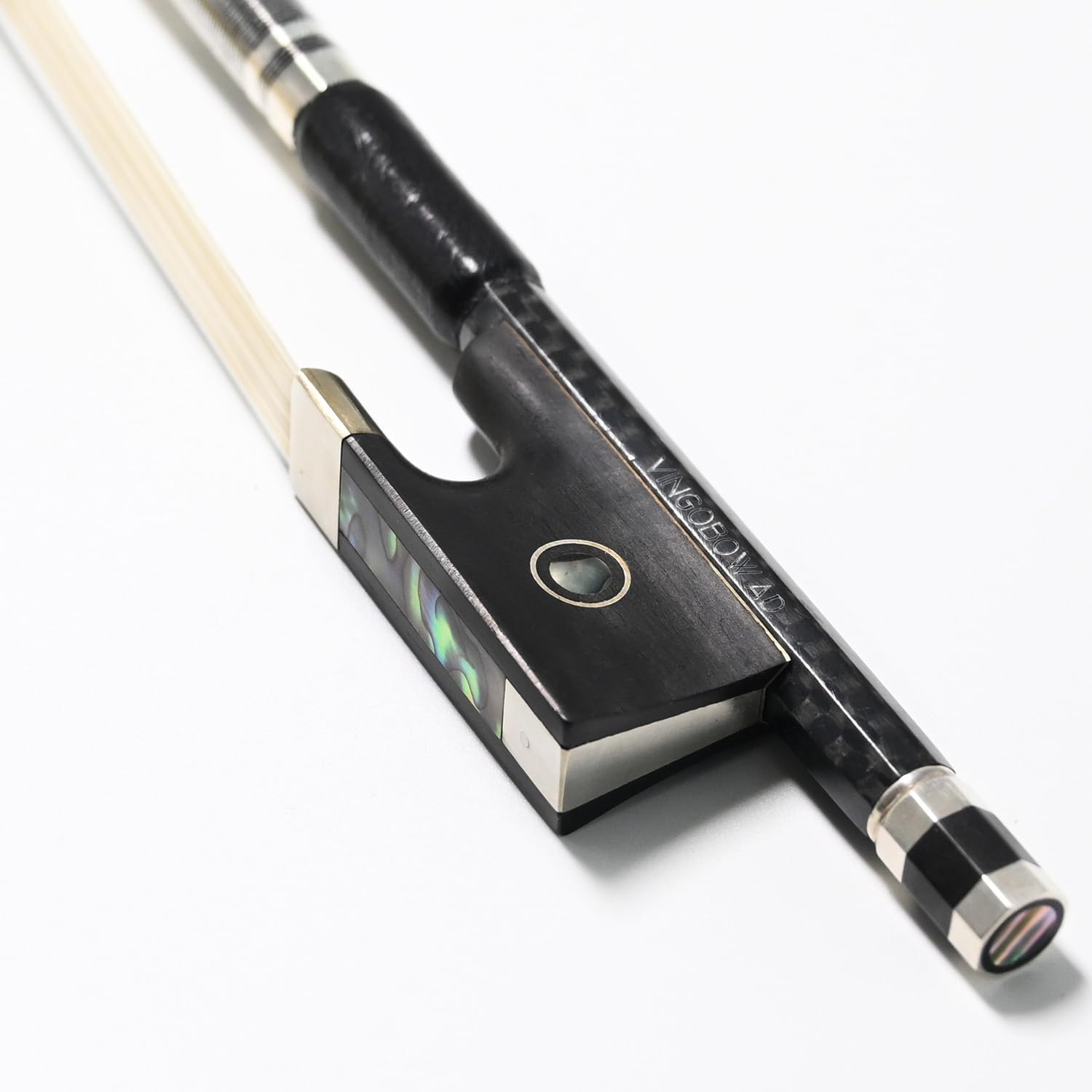 Textured Carbon Fiber Violin Bow 44 Size VINGOBOW 110V Advanced Level Parisian Eyes Ebony Frog 4 4 Full Fine Siberian Horse Hair Sweet Tone Straight Stick Smooth Screw for Professional Player