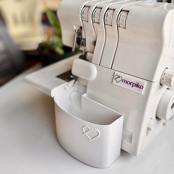 Overlok Makinesi Atık Kutusu – Singer 14SH654, 14SH754, 14HD854, HD0405S, S010L Modelleriyle Uyumlu – İplik ve Kumaş Artıkları İçin 3D Yazıcı Üretimi Çöp Kutusu, Beyaz, XL [Enerji Sınıfı A]