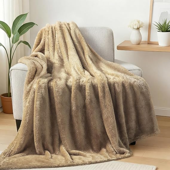 Exclusivo Mezcla Fuzzy Large Fleece Throw Blanket for Couch, Brown